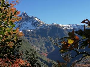 Nespecifikovaný výhled na hory nebo výhled na hory při pohledu z chaty