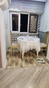 een tafel en stoelen in een kamer met een raam bij Comfort Apartment Near Staidum in Ganja