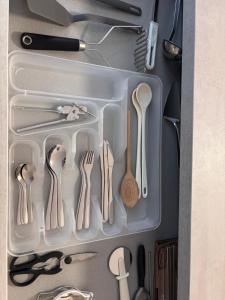 a drawer filled with utensils in a refrigerator at Gemütliche Wohnung an der Antoniuslinde im Kurort in Erwitte