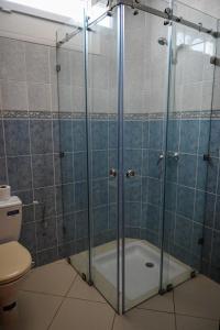 un baño con ducha y WC en Tiziri apartments, en Tamraght Ouzdar 4 fotos más