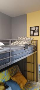 - un lit superposé avec des oreillers bleus et blancs dans l'établissement Small dormitory 13m2 of 5 beds in sharing flat 30m2, au Kremlin-Bicêtre