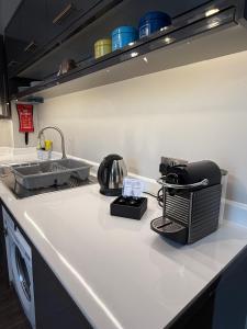 バースにあるDream Stays Bath - Beau Street Apartmentsのキッチン(トースター、シンク付) +48枚の写真