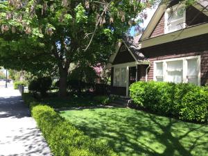 une maison avec un arbre dans la cour dans l'établissement Rare 3BR House - Boise's Historic Geothermal Corridor, à Boise