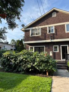 une maison en briques avec une brousse devant elle dans l'établissement Rare 3BR House - Boise's Historic Geothermal Corridor, à Boise