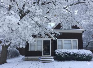 une maison avec de la neige sur les branches d'un arbre dans l'établissement Rare 3BR House - Boise's Historic Geothermal Corridor, à Boise