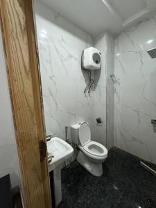 een badkamer met toilet en wastafel bij 1 bed apartment in Rawalpindi