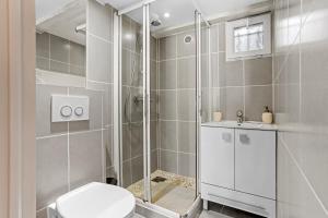 Ένα μπάνιο στο Cozy studio Le Cèdre, Port de Saint Tropez