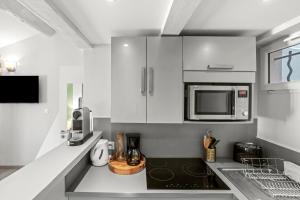 Η κουζίνα ή μικρή κουζίνα στο Cozy studio Le Cèdre, Port de Saint Tropez +8 φωτογραφίες