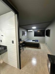 een kamer met een bed en een tafel. bij Apartmento aconchegante no centro da capital in Brasilia