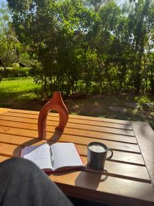 マラケシュにあるBeldi garden - appartement avec jardin et gouvernanteの木製テーブルに置かれた本とコーヒー