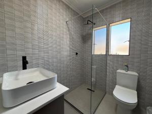 Koupelna v ubytování A Cozy Grounded Luxury + 6 fotografií