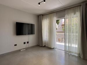 TV a/nebo společenská místnost v ubytování A Cozy Grounded Luxury