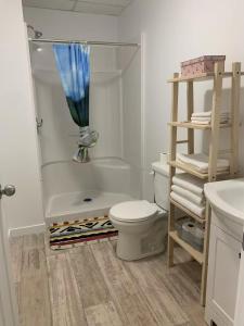 Koupelna v ubytování ArtHaus Downtown Jim Robb Unit 3BR 3BA