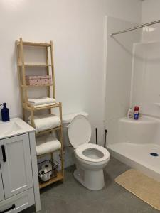 Koupelna v ubytování ArtHaus Downtown Jim Robb Unit 3BR 3BA + 4 fotografie