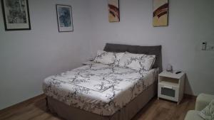 une chambre avec un lit et une table de chevet dans l'établissement EL CHORRO Aire acondicionado Bar privado Barbacoa Amplios patios, à Castalla