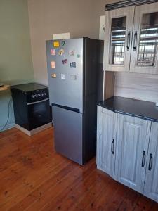 een keuken met een roestvrijstalen koelkast en een fornuis bij Serene on 5 Cologne in Germiston