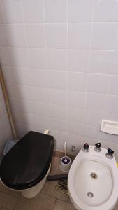 a bathroom with a black toilet and a sink at San Bernardo in San Bernardo