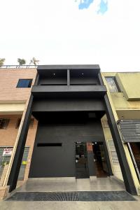 een gebouw met een zwarte garage met een deur bij Apartmento aconchegante no centro da capital in Brasilia +6 foto's