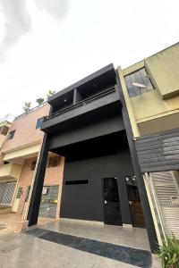 een gebouw met een garage met een zwarte deur bij Apartmento aconchegante no centro da capital in Brasilia