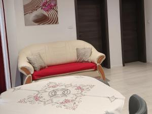 un salon avec un canapé et une table dans l'établissement IGGY, à Malinska 125 autres photos