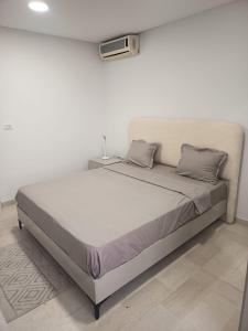 Ένα ή περισσότερα κρεβάτια σε δωμάτιο στο Appartement hyper centre avec vue exceptionnelle de Hammamet