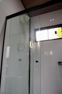 eine Glaswand mit Dusche in einem Zimmer in der Unterkunft Premium Black in Canela + 5 Fotos
