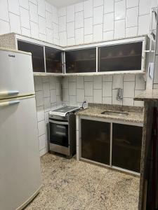 Kuchyň nebo kuchyňský kout v ubytování Lindo Apartamento