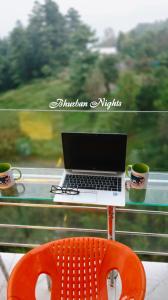 ブハーバンにあるBhurban Nights - High Floor Glass Viewsのノートパソコン(コーヒーカップ2つ付きのテーブル付) +43枚の写真