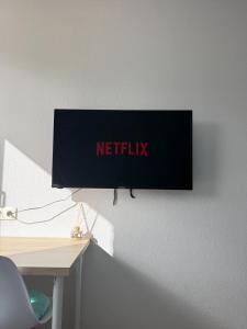 a monitor on a wall with a netflix sign on it at Appart'Hôtel - Avignon Gare TGV in Avignon +2 photos