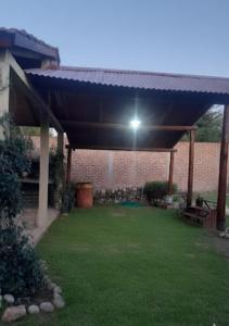 ein Dach über einem Hof mit einer Lampe darunter in der Unterkunft La casa de Milac in Mina Clavero