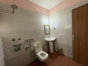 Ένα μπάνιο στο Leela Farm Gurgaon - 4 Bedroom Villa with Lawn and Big Size Private Pool +38 φωτογραφίες