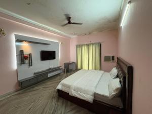 Μια τηλεόραση ή/και κέντρο ψυχαγωγίας στο Leela Farm Gurgaon - 4 Bedroom Villa with Lawn and Big Size Private Pool