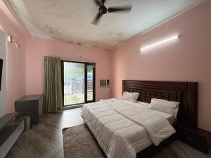 Ένα ή περισσότερα κρεβάτια σε δωμάτιο στο Leela Farm Gurgaon - 4 Bedroom Villa with Lawn and Big Size Private Pool