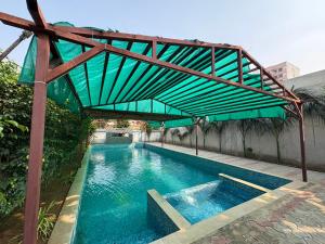 Πισίνα στο ή κοντά στο Leela Farm Gurgaon - 4 Bedroom Villa with Lawn and Big Size Private Pool