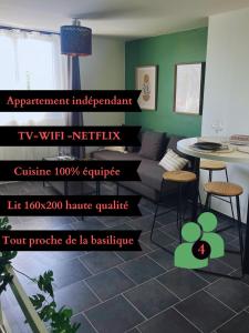 un soggiorno con un divano e un tavolo di Charmant T2 refait à neuf 1chambre 1 canapé lit dans le bureau et 1 canapé lit dans le salon a Saint-Nicolas-de-Port