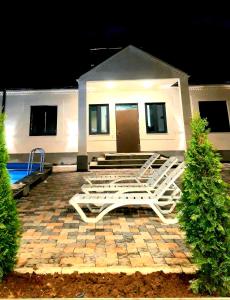 ガルニにあるWhite house Garniの白い椅子のグループ