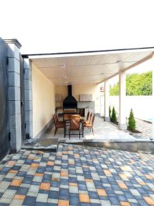 ガルニにあるWhite house Garniのパティオ(テーブル、椅子付) +1枚の写真