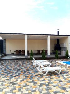 ガルニにあるWhite house Garniのリゾートのパティオにあるラウンジチェア2脚