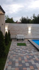 ガルニにあるWhite house Garniのプールの横にあるパティオに置かれたテーブル