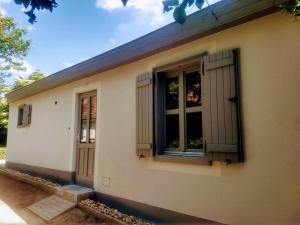 森特贝克卡尔洛A la maison - épp mint otthon的房屋设有2扇窗户和1扇门