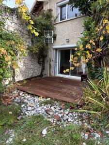een huis met een houten terras voor een raam bij Terra Verde Appartement nature tout équipé près de Gap in Gap