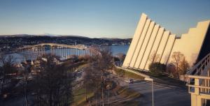 特罗姆瑟Apartment close to major attractions的一座大楼和一座桥的景色