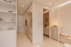 baño con armarios blancos y espejo en Zilte Rust, en Knokke-Heist