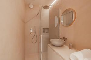 Un baño con ducha de cristal y lavabo. en Zilte Rust, en Knokke-Heist 8 fotos más