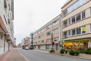 una calle urbana vacía con edificios y una tienda en Zilte Rust, en Knokke-Heist