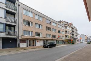Un coche negro aparcado delante de un edificio en Zilte Rust, en Knokke-Heist