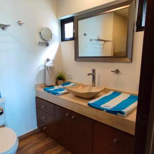 サン・カルロスにあるVista Delfin Beach Houseの洗面台と鏡のあるバスルーム