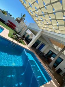 サン・カルロスにあるVista Delfin Beach Houseのスイミングプール付きの家の景色を望めます。