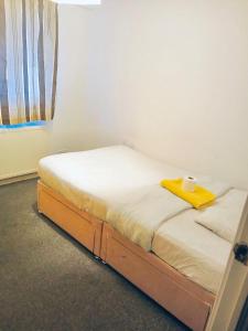 Ένα ή περισσότερα κρεβάτια σε δωμάτιο στο Double Room in a Two Bed House in Crayford