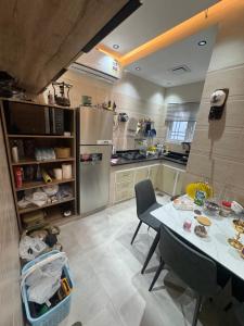 Kuchyň nebo kuchyňský kout v ubytování اللثبية للشقق الفندقية